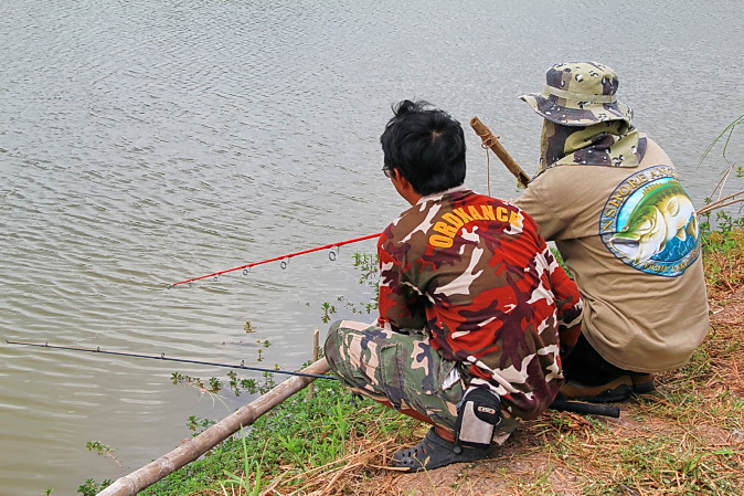 นั่งปรึกษากันใหญ่ เฮียบอก เอาไงดี มันกินเหยื่อแล้ว :cool: :cool: :cool: