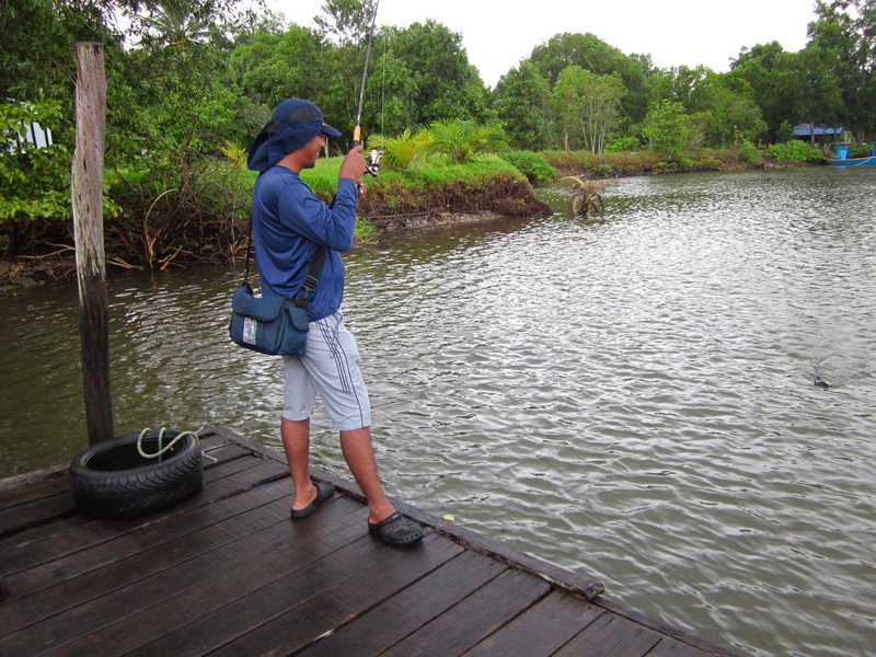 


และแล้วสิ่งที่ไม่อยากให้เกิด....ก็เกิดขึ้นครับ............แหล่ว ๆ ๆ ๆ .........ใบหน้าเปื้อนยิ้