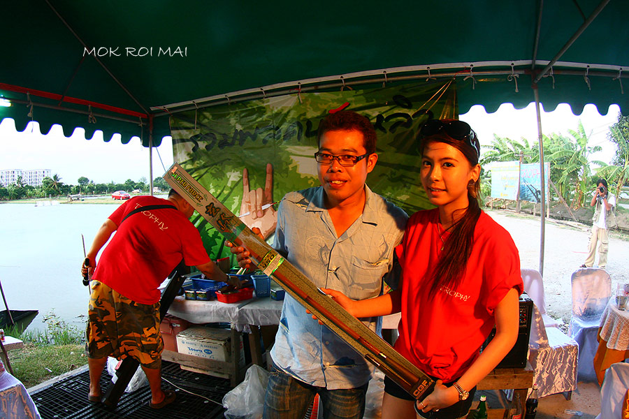 ส่วนน้าท่านนี้ได้คันเบ็ดไปยินดีด้วยครับ