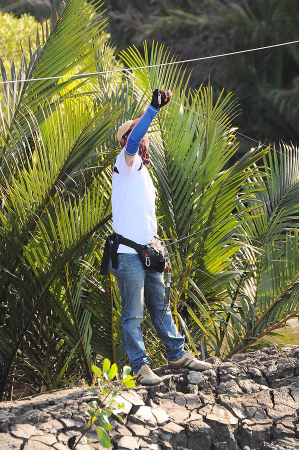 เวง.........พามาตกปลาดันมาสอยสายไฟซะงั้น มันเกะกะเหรอเต๋า เอามาเผาลอกเปลือกออกชั่งกิโลขายแม่มเลยดีป่