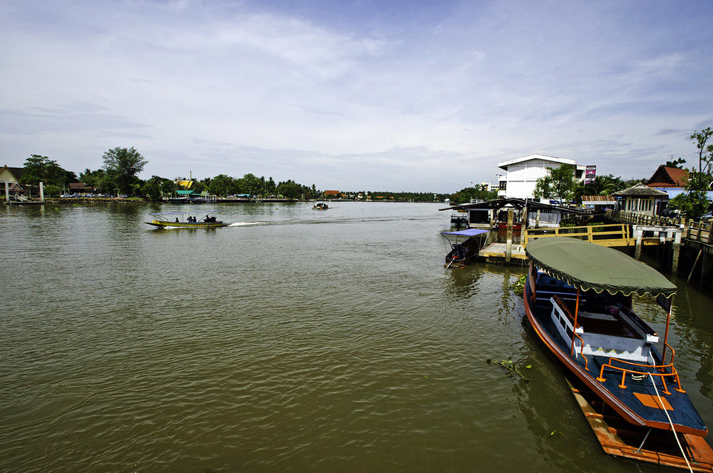 ใบที่18
ตลาดนํ้าอัมพวาระหว่างรอเรือครับ
F13 1/160SEC ISO100 ที่12mm