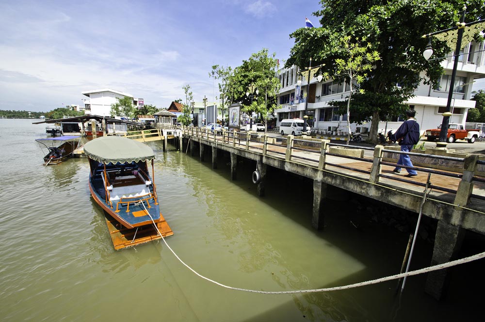 ใบที่19
รู้ว่าน้าเขาจะไปซื้อกาแฟ :grin:เลยลองถ่ายและร็อคค่าแสงรอ :grin:
F13 1/100 ISO100 ที่10mm -
