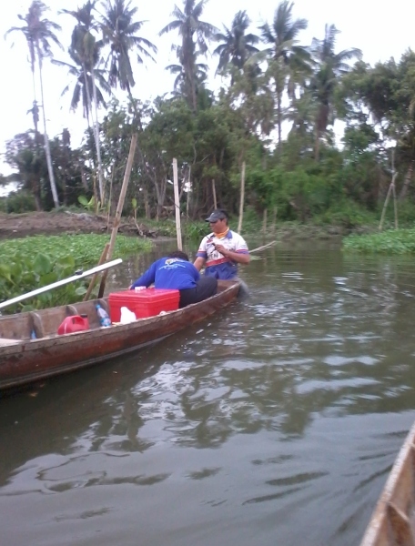 น้าเก่งพอเห็น ว่าจะโดนถ่ายรูปก็ ตะเกียกตะกายขึ้นเรือเชียว :laughing: :laughing: