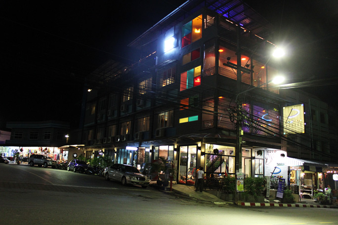 โรงแรมนี้ แนวมาก ฝรั่งนิยม
     :love: :love: :laughing: :laughing: :laughing: :love: :love: