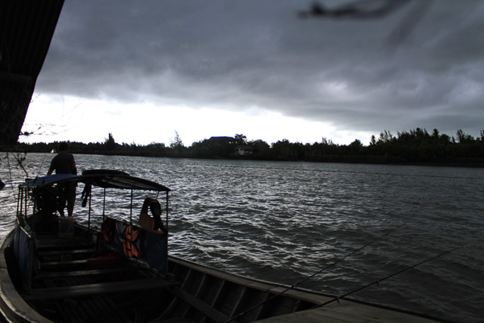 แล้วฝนก็ตั่งเค้ามา วิ่งเรือเข้ามาหลบฝนที่แพเลี้ยงปลากระชัง
   