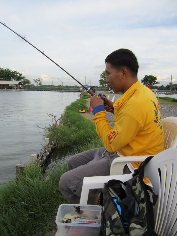 [b]ปลามันกัดเรื่อย ๆ แหละครับ แต่ผมอัดบ่อยหน่อยถ่ายรูปบ้างไม่ถ่ายบ้างหนุกหนานกันไป[/b] :love: :love