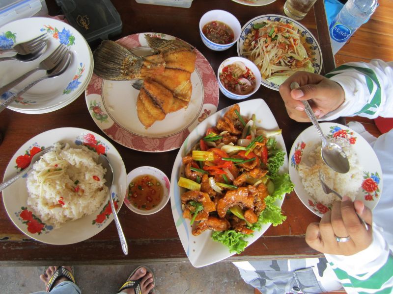  [b]หิวแล้วล่ะครับ ใครมาบ่อนี้ติดใจในรสชาติอาหารทุกคน ก็เขาทำอร่อยนิน่า[/b] :umh: :umh: :umh: :umh: 