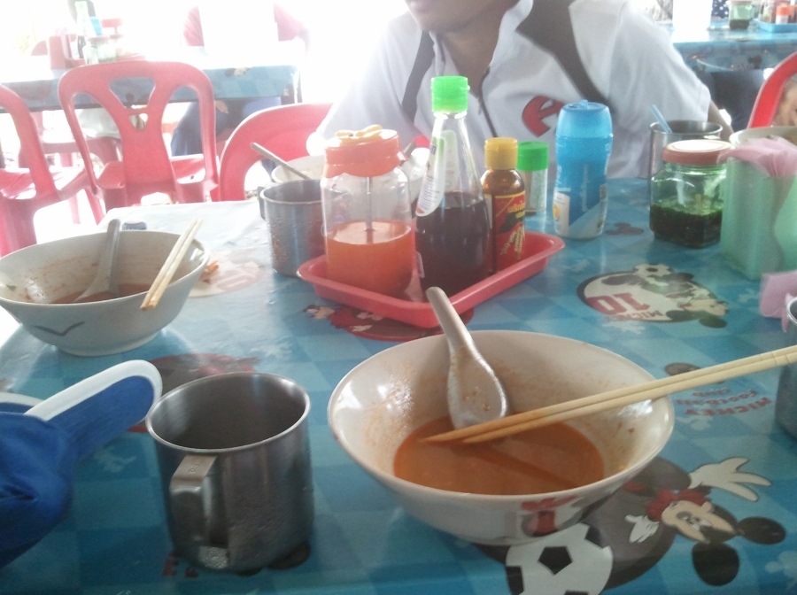 เพียงชั่งพริบตา...ก๋วยเตี๋ยว กับ ราดหน้า  หมดเกลี้ยงกริป  แต่ข้าวน้าเหมี่ยวทำไมเหลือเยอะจังล่ะคับ  
