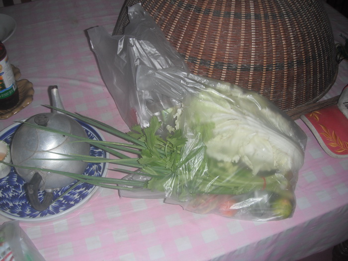 แวะซื้อ ของที่ตลาดก่อนกลับบ้าน   เมนู ปลากะพงนึ่งขิง แล้ว ทำไมในถุงไม่มีขิงล่ะ   จะเวรกรรมไปถึงไหนกั
