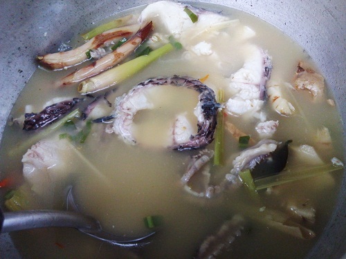 กลายเป็นต้มยำหม้อเบ้อเริ้อ :umh: :umh: