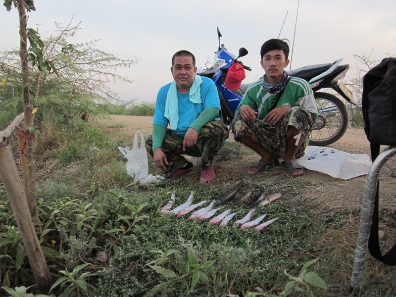 ผลัดกันถ่ายครับ พวกหนีร้อนกลับไปสี่คนแถมเอาปลาไปด้วย
 :laughing: :laughing: :laughing: :laughing: :