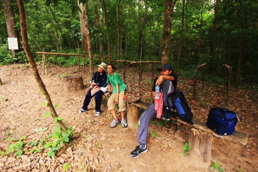ก่อนขึ้น เนิน1300m ขอพักอีกรอบ มาถึงตรงนี้ใช่เวลาเดินไปเกือบ4 ซม.แล้วและเริ่มจะบ่นหิวข้าวกันแล้วด้วย