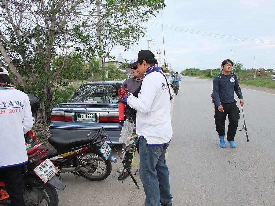 [b]วันนี้ ปลายางทีม ได้รับเกียรติจาก น้าตุลย์ (Rockygoby) คนขวาสุดค๊ะ มาเยี่ยมเยียนทริพค๊า อิอิ[/b]
