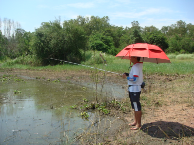 เทคนิกกันแดดแบบใหม่ของน้าไก่ครับ ภาพนี้เป็นที่อ่างบางพระครับ :laughing: :laughing: :laughing: