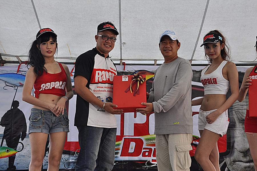 ตัดมาช่วงแจกรางวัลเลยครับ 

พี่โอ๋ ผู้จัดการทีม Mokoley   คว้าอันดับที่ 2  ประเภทปลาใหญ่สุด  

 