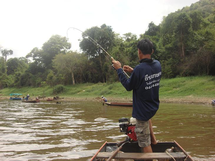 ท้ายเรือก็โดนครับ...ทำไมกลางเรือไม่โดดบ้างงงง.... :grin: :grin: :grin: :grin: :grin: