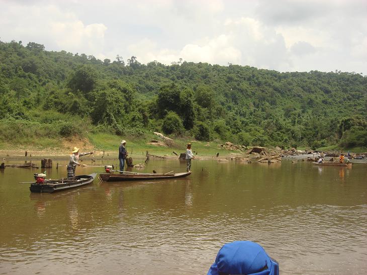 เรือทางด้านซ้ายมือครับ...มีแต่ได้กับชาวบ้านทั้งนั้น..... :cheer: :cheer: :cheer: :cheer: :cheer:

