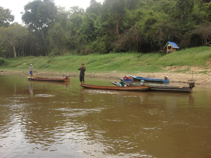 หลังจากไต๋วิกเอาปลาขึ้นเรือไม่นาน...ลำข้างๆก็โดนแล้วครับ...ท่าจะใหญ่ด้วย :cheer: :cheer: :cheer: :ch