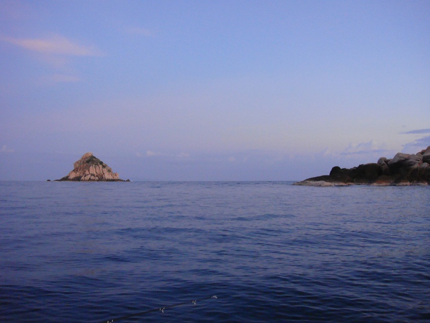 ใกล้มืดแล้วครับ ขับเรือไปลอยลำหน้าอ่าวตั้งหลักใหม่ :grin: