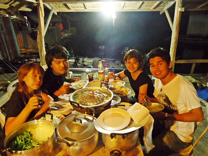 กินข้าว..กัน ครับผม !!!  :smile: :smile: :smile:

น้องสาว ทั้ง 2 คน ทำหมูกะทะรออยู่ที่แพ เยี่ยมไปเ