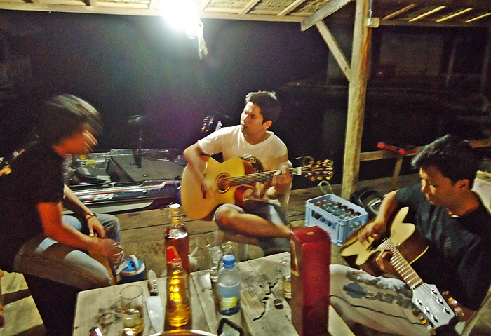 ตามด้วย Acoustic Guitar เบา..เบา ครับผม !!!  :cool: :cool: :laughing: :laughing: :laughing: