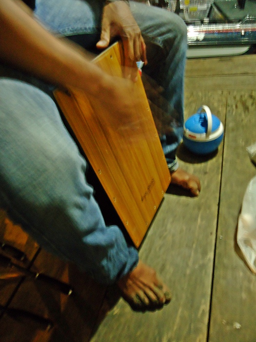 เจ้าหนึ่ง..ก็มันส์ กับการตี คาฮอง หรือ Cajon Demonstration  (จะเรียกเก้าอี้กอง ก็ไม่ผิดนะครับ)  :gri