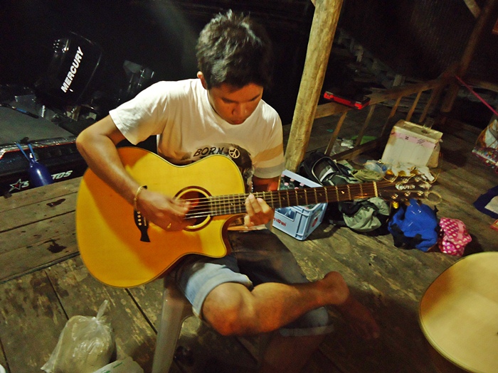 โอมิด..ก็ รี๊ดส์ กีต้าร์อย่างเมามัน  :music: :music: :music: :talk: :talk: :talk:

 :laughing: :la