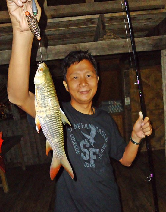 น้าpee888 ไปนั่งตก กับ พ่อ อยู่นานก็ได้ตัวเหมือนกัน ครับผม !!!  :laughing: :laughing: :laughing: