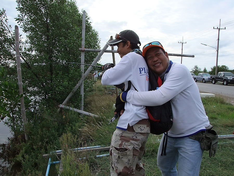 [b]เอาแล้ว น้าเมธา ฟ้าแว๊ปๆ ไม่คิดจะตกปลาแล้วไง (ขอดีก่า) เอิ๊ก ๆ ๆ ๆ ๆ ๆ [/b]
:laughing: :laughing