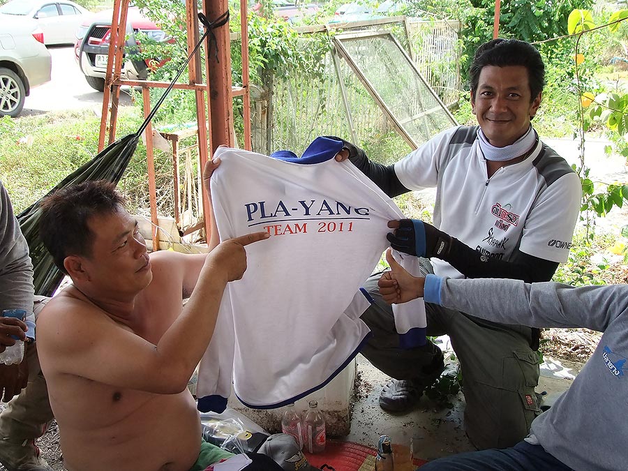 [b]ยัง ยัง ไม่พอ รับมอบเสื้อจาก น้าหนุ่มปลายาง ไปเลยดีก่า อิอิ[/b]
:laughing: :laughing: :laughing:
