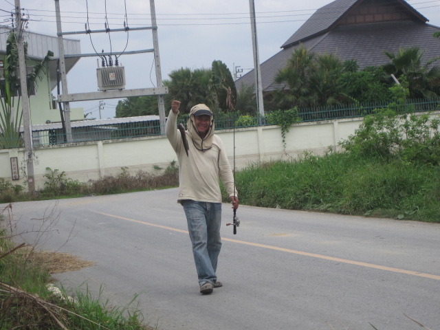 เดินมากลางถนนวันนี้ไม่มีกลัวรถหรือไง:laughing: :laughing: :laughing:

 :cheer: :cheer: :cheer: :ch
