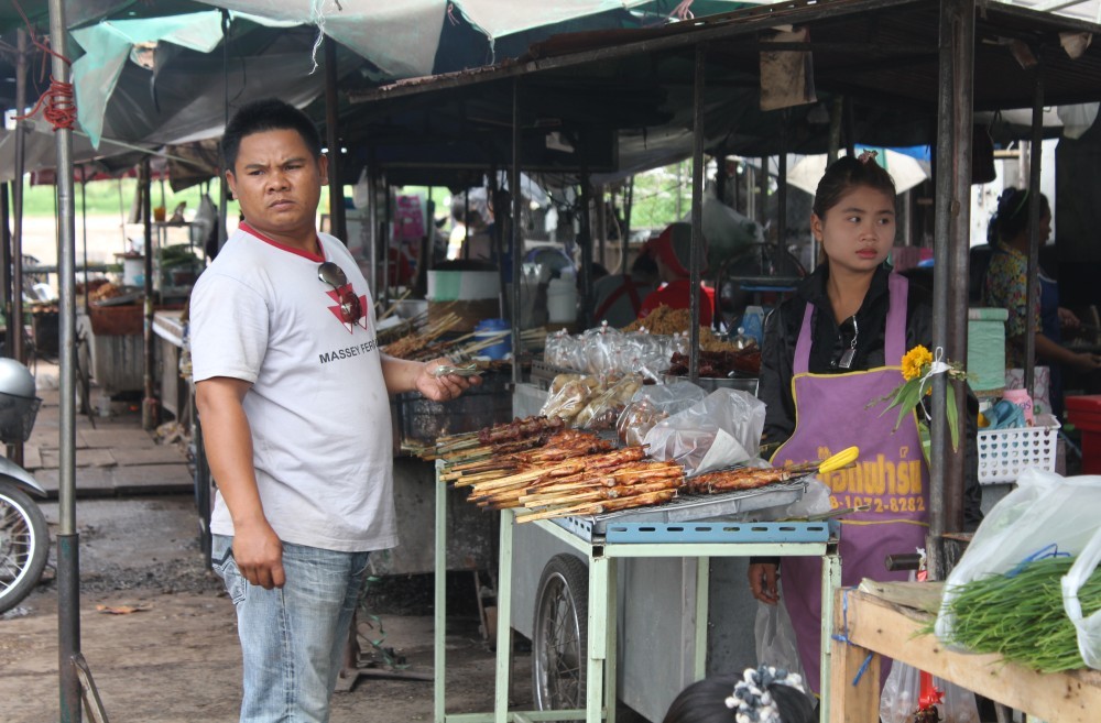 ซื้อกับข้าว เที่ยง ให้พลังงานตีปลาช่วงบ่ายครับ
ตลาดอ.พิบูลฯ