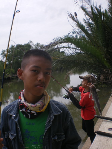 กำลังถ่ายรูปให้นิดอยู่แต่!!......

เบียร์ทำไรอยู่ข้างหลังอะนิด 5 5 :laughing: :laughing: