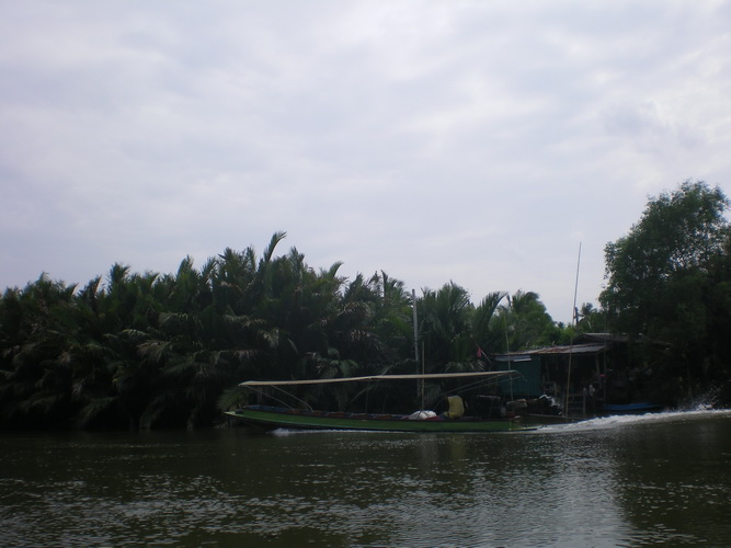 เรือท่องเที่ยวหรือป่าวไม่แน่ใจครับ 

ไม่ค่อยมีเรือผ่านมาหรอกครับ นานๆจะเห็นที...  :cheer: :cheer: