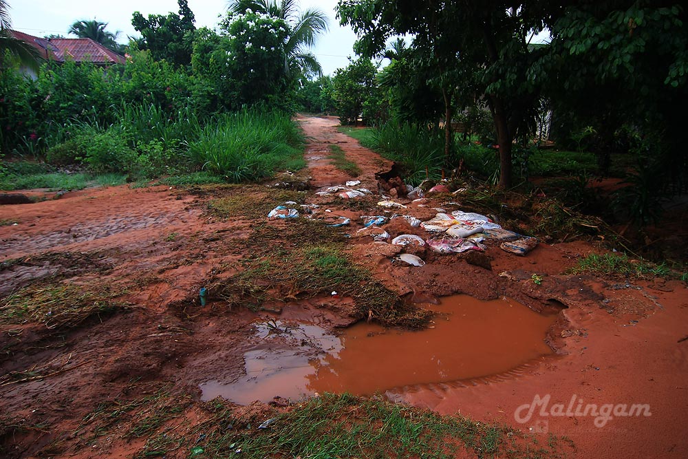 เพราะเมื่อคืน...ฝนลงหนัก  ทางเข้าแบบนี้ครับ   :think: