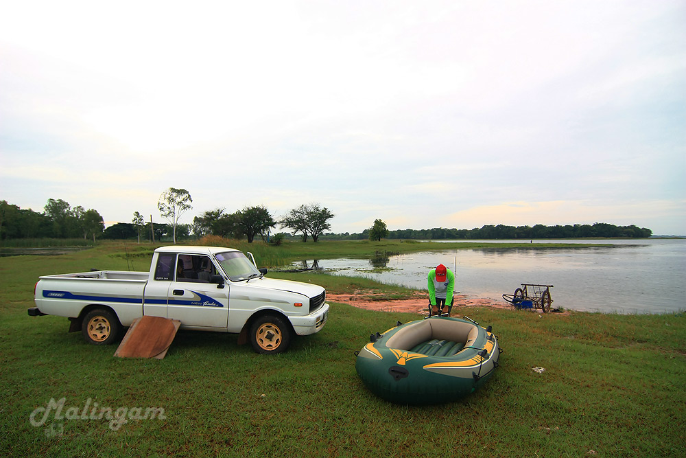 สูบลมเรือ...ด้วยสองแรงคนเรียบร้อยแล้ว....