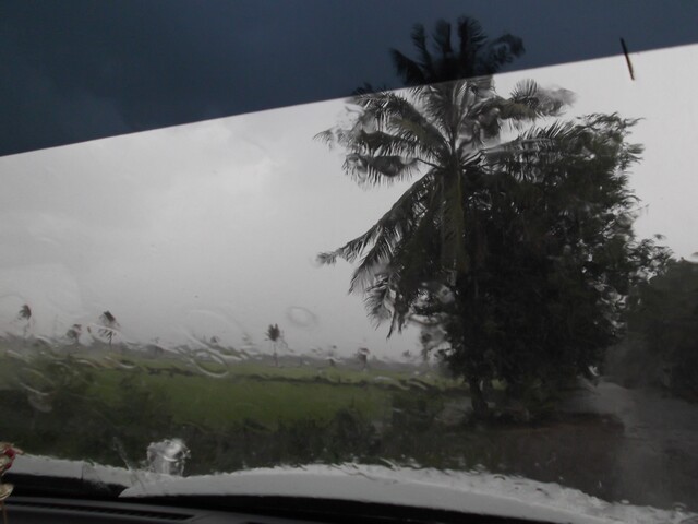                 สายฝนก้อกระหน่ำลงมา ยังกะฟ้ารั่ว...เฮ้อน่าฉงฉาน หลานเอกแท้.. :frown: :frown: :grin: 