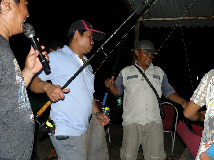  :grin: :grin: :grin: คุณต้น กะ พี่ศรี เอามาลุ้นพร้อมกัน....ของใครจะได้ไซส์กันน้า :cool: :cool: :che