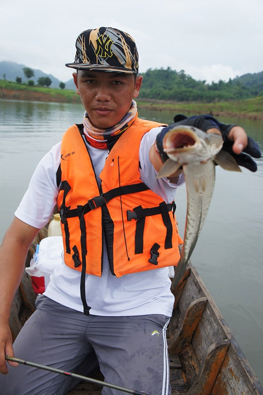 [b]act  หล่อๆของน้าบอมครับ [/b] :cool: :cool: :cool: :cool:
