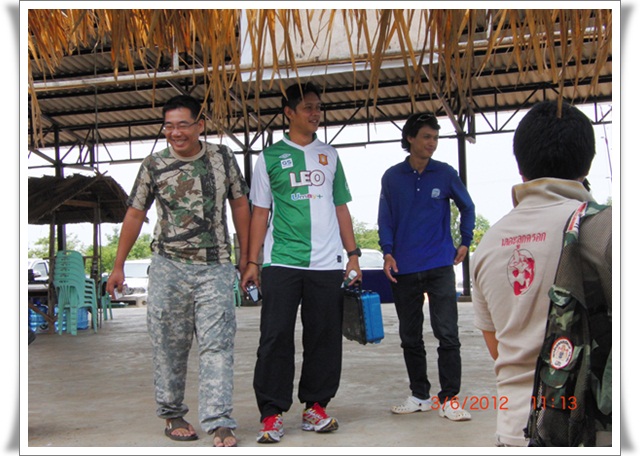  [b]ทีม"มดยิ้ม"ก็ขนอุปกรณ์ลงมาเตรียมกัน[/b]
 :cheer: :cheer: :cheer: