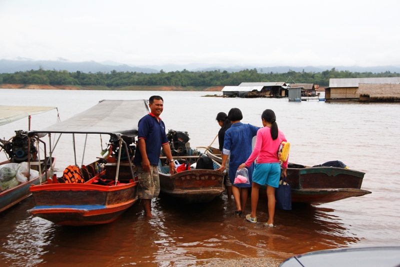 พี่นิต เจ้าของแพ ออกเรือมารับเองเลย :grin: :cheer: