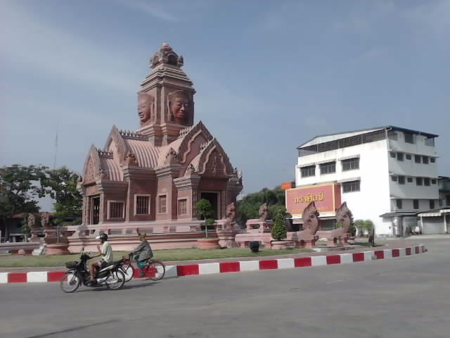 ขับรถอ้อมวงเวียนคับ
มาหาร้านขายถ่านกันคับ
ถ่านไฟเก่าน่ะครับ
สมาชิกเราสองคนมี"ถ่าน"
อยู่แถวนี้ค