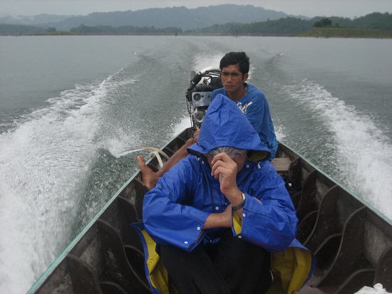 ย้ายหมายครับฝนลงเม็ดหนักครับ ไต๋เด็กหนุ่มสปีดเต็มที่ครับ เรือที่นี่เครื่องใหญ่ครับค่าเรือถูกครับ