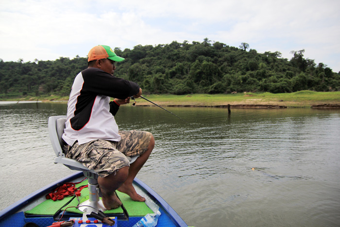  [b]นั่งเรือมาถึงหัวโค้ง เห็นปลาจิบดี แวะตีสัก 2 -3 ไม้ โดนครับ [/b]