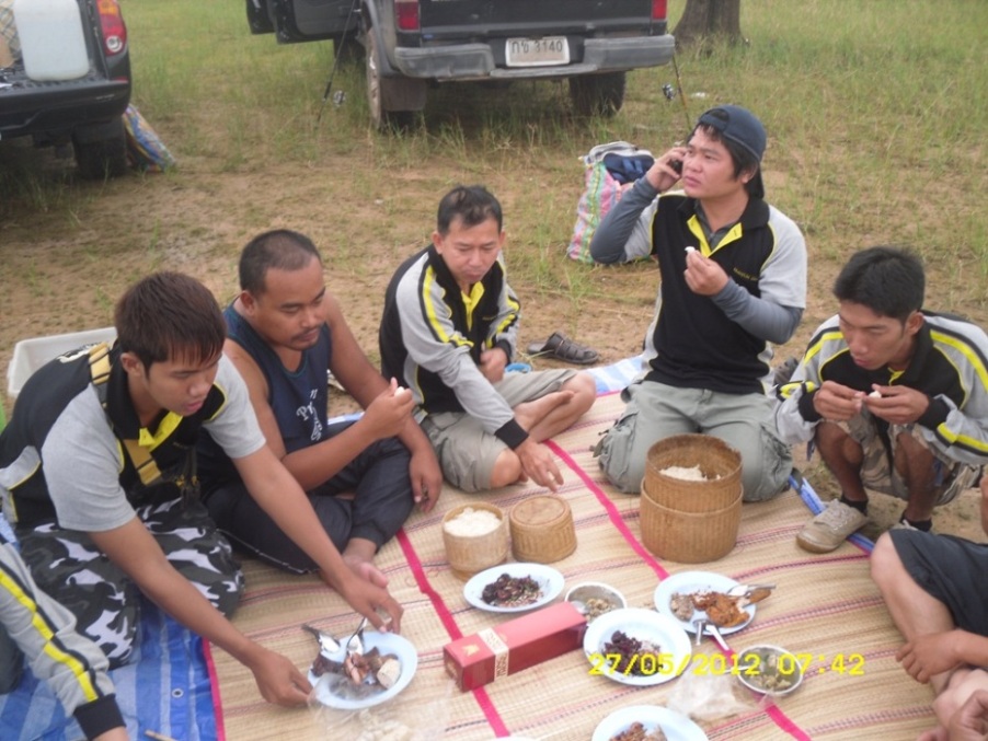 คุยโทรศัพท์กับน้าเด็กหลังวัด ที่จะเดินทางมาสมทบครับ
