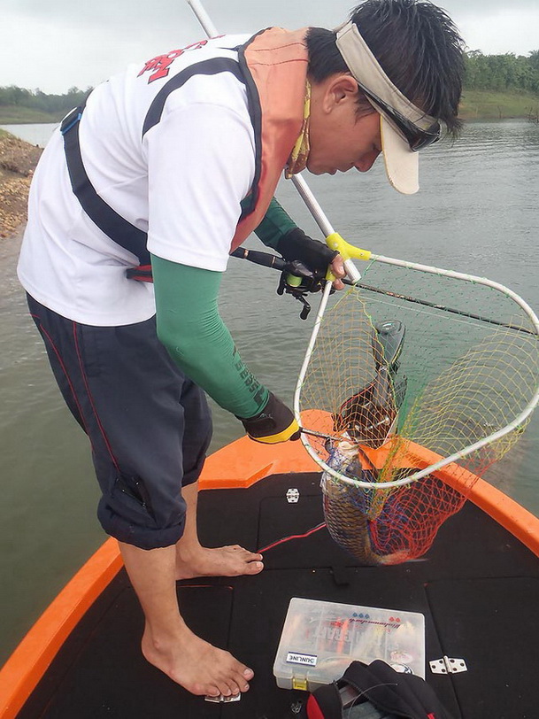  [b]อ้าวน้าต่ายอยู่หัวเรือ โดนแล้ว ๆๆๆ ผมอยู่กลางเรือทำหน้าที่ตักปลาไปตามระเบียบ 555555[/b]