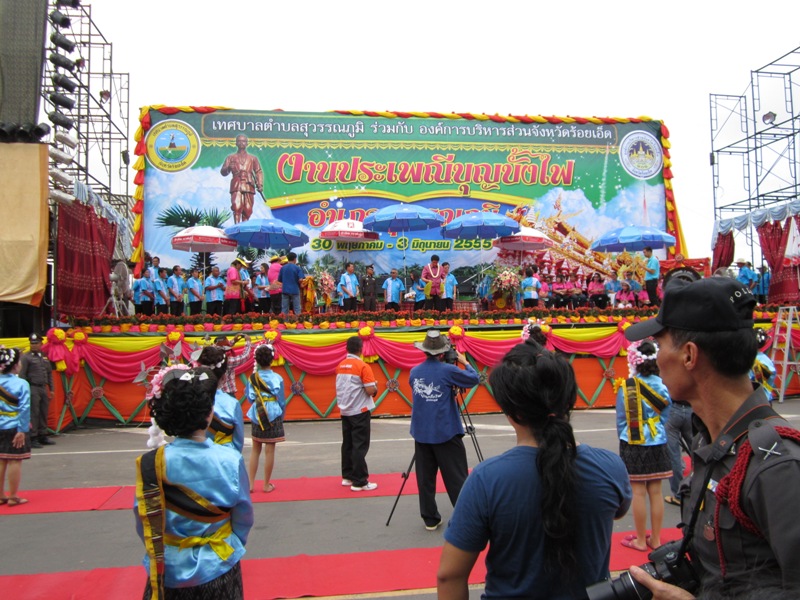  :cheer: ประธานกำลังกล่าวเปิดเปิดงาน ขอเชิญประธานขึ้นสู่ยอดเสาครับ  :cheer: :laughing: