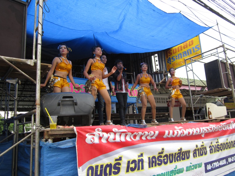  :cheer: ทีนี้ก็มาดูคณะหมดลำซึ่งมาให้ความบันเทิงมีหลายคณะมากตลอดเส้นทาง
ขบวนแห่บั้งไฟ ชอบครับหน้าเว