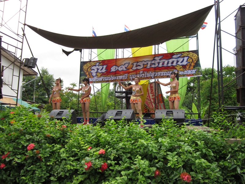  :cheer: และแล้วทีมงานก็มาปักหลักข้างๆคณะนี้ครับ  :cheer: :love: :laughing: