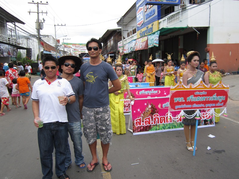  :cheer: คนถือป้ายสวยหน่อยไม่ได้ถ่ายครับถ่าย  :cheer: :laughing: